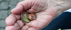 Immer mehr Menschen können von ihrer Rente nicht mehr leben und müssen Sozialhilfe beantragen. 