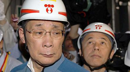 Der Tepco-Präsident Naomi Hirose (rechts) und Vorstandsvorsitzender Kazuhiko Shimokobe (links) bei einer Besichtigung des Reaktors Nummer 4 in Fukushima Daiichi.