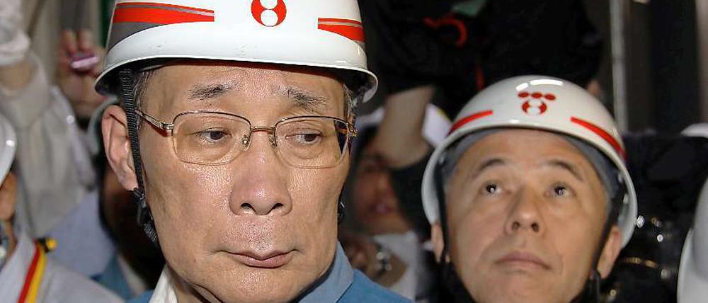 Der Tepco-Präsident Naomi Hirose (rechts) und Vorstandsvorsitzender Kazuhiko Shimokobe (links) bei einer Besichtigung des Reaktors Nummer 4 in Fukushima Daiichi.