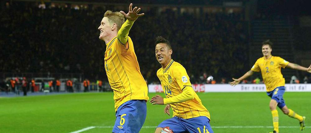 Rasmus Elm (li.) freut sich mit seinen Teamkameraden über den Treffer zum 4:4.