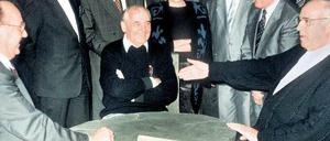 Mit Strickjacke zum Staatsbesuch. Vertrauen wird im 20. Jahrhundert zur wichtigsten Ressource der Außenpolitik. Das Private wird inszeniert, wie hier bei einem Treffen von Helmut Kohl und Hans-Dietrich Genscher mit Michail Gorbatschow im Juli 1990. 