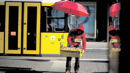 Mehrere Grillgeräte sollen vorübergehend auf dem Gehweg abgestellt worden sein.