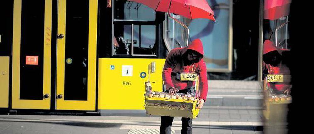 Mehrere Grillgeräte sollen vorübergehend auf dem Gehweg abgestellt worden sein.