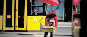 Mehrere Grillgeräte sollen vorübergehend auf dem Gehweg abgestellt worden sein.