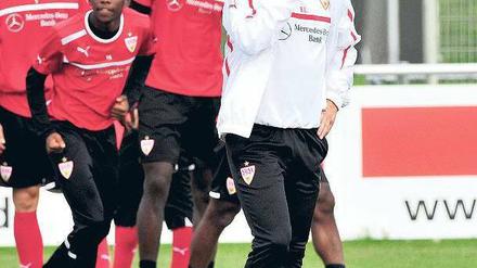 Irgendwo muss sich hier doch ein Heckenschütze versteckt haben. Trainer Bruno Labbadia kann sich seiner Anstellung beim VfB Stuttgart nicht sicher sein. Vor dem Spiel am Sonntag in Hamburg wird die Kritik an ihm im Klub immer lauter.
