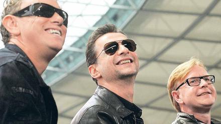 Im Lach-Modus. Martin Gore, Dave Gahan und Andrew Fletcher (von links) im Olympiastadion. Foto: Michael Gottschalk/dapd