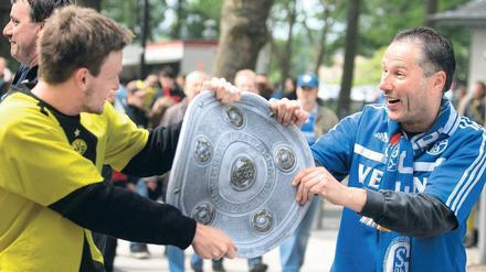 Der ewige Streit. Dortmunder (l.) und Schalker Fans rangeln um die Vormachtstellung, auch beim Derby am achten Spieltag.