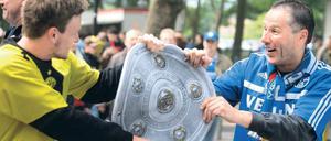 Der ewige Streit. Dortmunder (l.) und Schalker Fans rangeln um die Vormachtstellung, auch beim Derby am achten Spieltag.