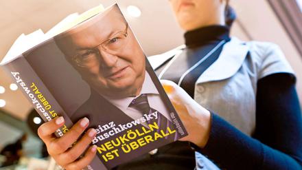 Buch des Anstoßes. Nicht jeder Fan von Heinz Buschkowskys "Neukölln ist überall" verhält sich im Netz mustergültig. 