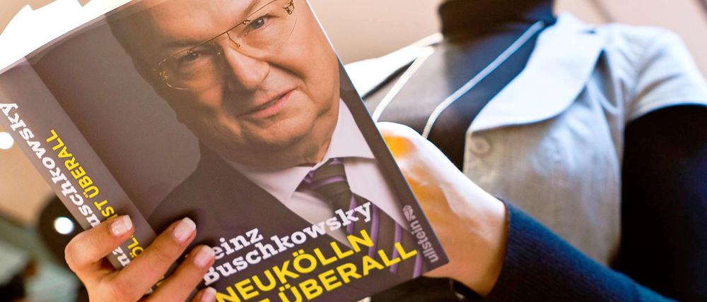 Buch des Anstoßes. Nicht jeder Fan von Heinz Buschkowskys "Neukölln ist überall" verhält sich im Netz mustergültig. 