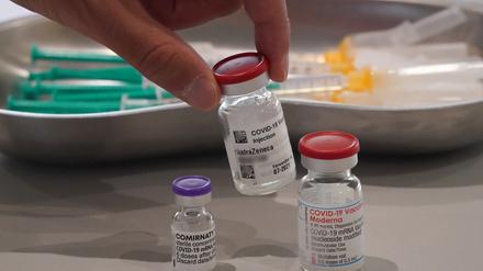 Corona-Impstoff macht reich - doch niemand übt Druck auf die Pharmaindustrie aus.