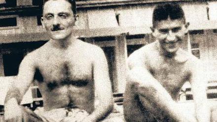 Sommerfrischler in Zwangsgemeinschaft. Der Film zeigt Max Brod (links) und Franz Kafka auch in dieser schlechten Montage. Wo jetzt Brods schief aufgesetzter Kopf zu erkennen ist, sieht man im Original den Schriftsteller Ernst Weiß. Klaus Wagenbachs Kafka-Bildarchiv gibt als Aufnahmeort Travemünde oder Marielyst an. Foto: SWR/Sagi Bornstein
