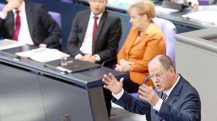 Duell im Bundestag: Der Kanzlerkandidat der SPD im Direktvergleich mit Angela Merkel.