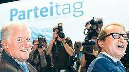 Immer schön lächeln. Der bayrische Ministerpräsident und CSU-Vorsitzende Horst Seehofer mit CSU-Generalsekretär Alexander Dobrindt auf dem Parteitag in München. Foto: dapd