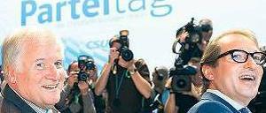 Immer schön lächeln. Der bayrische Ministerpräsident und CSU-Vorsitzende Horst Seehofer mit CSU-Generalsekretär Alexander Dobrindt auf dem Parteitag in München. Foto: dapd