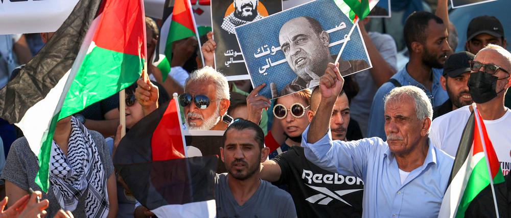 Regelmäßig gehen Hunderte wie in Ramallah auf die Straße.