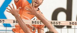 Immer feste drauf. Der Berliner Aleksandar Spirovski (hinten) schmettert an Friedrichshafens Jose Rivera vorbei. Foto: dpa