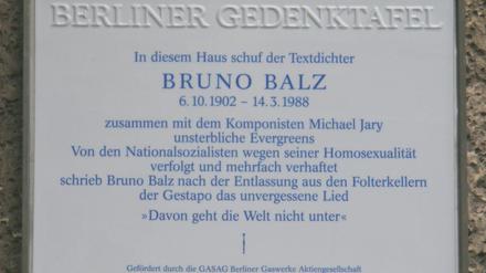 Die Gedenktafel für Bruno Balz in der Fasanenstraße (Wilmersdorf).
