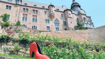 Ruckedigu, Blut ist im Schuh. So gurren die Tauben im Märchen von „Aschenputtel“. Nur hübsch ist dagegen dies Highheel-Exemplar im Grimm-Park von Marburg.