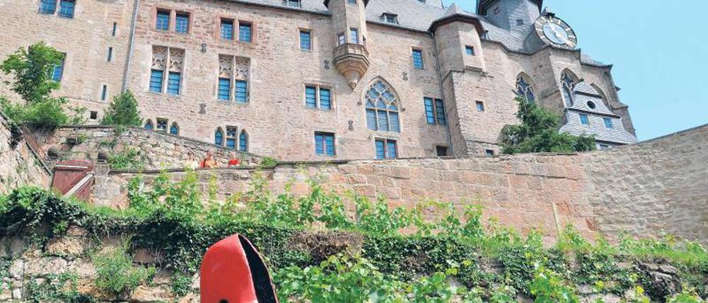 Ruckedigu, Blut ist im Schuh. So gurren die Tauben im Märchen von „Aschenputtel“. Nur hübsch ist dagegen dies Highheel-Exemplar im Grimm-Park von Marburg.