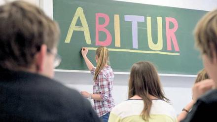 Neue Wege. Studium oder Ausbildung – nach der Schule stellen sich viele die Frage, wie es weitergeht. Bestenfalls weiß man das allerdings schon vor der letzten Prüfung. Foto: dpa