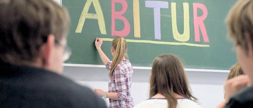 Neue Wege. Studium oder Ausbildung – nach der Schule stellen sich viele die Frage, wie es weitergeht. Bestenfalls weiß man das allerdings schon vor der letzten Prüfung. Foto: dpa