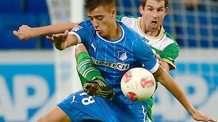 Von hinten um die Brust zum Ball. Fürths Kleine (h.) im Duell mit dem zweifachen Torschützen Joselu.