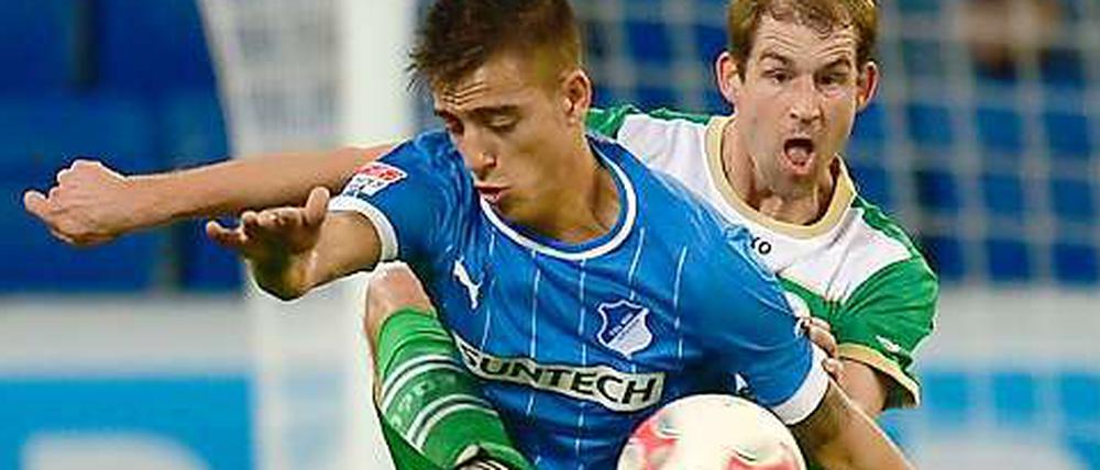 Von hinten um die Brust zum Ball. Fürths Kleine (h.) im Duell mit dem zweifachen Torschützen Joselu.