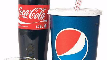 1,5 Liter fasst der große Becher, mehr als die Flasche.