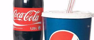 1,5 Liter fasst der große Becher, mehr als die Flasche.