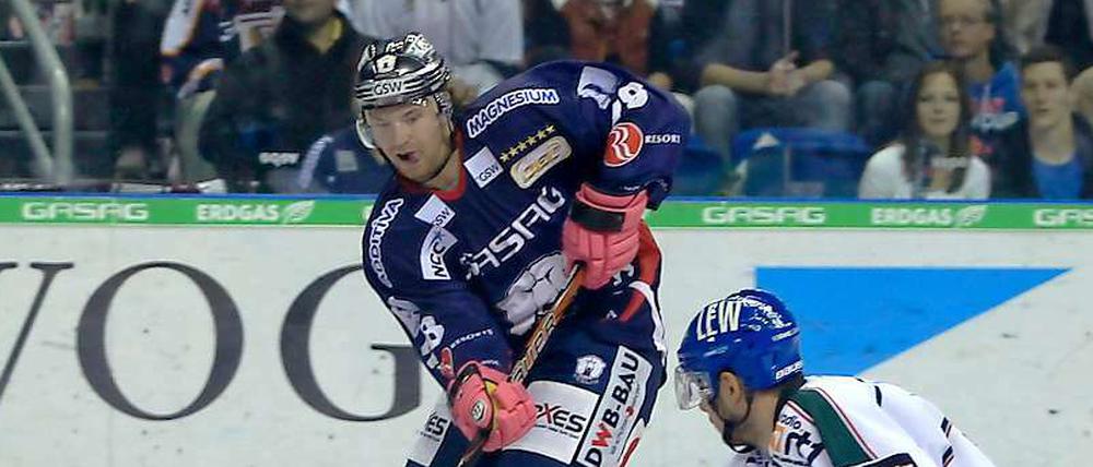 Neu-Eisbär Berlins Claude Giroux (l) spitzelt den Puck an Augsburgs Tobias Draxinger vorbei.