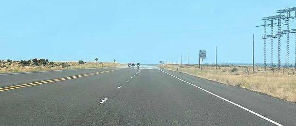 Unendliche Weite. Wegen der mangelnden Abwechslung auf den Highways empfehlen sich Streichhölzer, die man gegen den Sekundenschlaf zwischen die Augenlider klemmt.