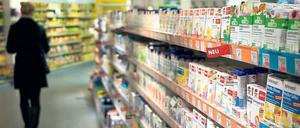 Wohl bekomm’s. In Supermärkten und Drogerien gibt es mittlerweile ein breites Angebot an Nahrungsergänzungsmitteln. Sie sehen zwar „echten“ Medikamenten oft zum Verwechseln ähnlich, werden aber als Nahrungsmittel eingestuft und dürfen dementsprechend auch nicht mit Heilungsversprechen aufwarten.