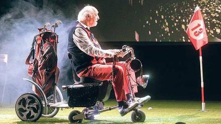 Karl Dall, 71, ist gebürtiger Ostfriese und lebt in Hamburg. Seine Karriere als Bühnenkomödiant und Fernsehmoderator begann 1967 in Berlin mit der Spaßmusiktruppe Insterburg & Co. Dall schauspielerte in Erotikkomödien, tourte mit Soloshows und bereitete als Fernsehwitzbold der derben Sorte in unzähligen Shows sowohl der Comedy-Welle als auch dem Rüpel-TV den Weg. Jetzt spielt er zum ersten Mal Theater. Mit Bjarni Haukur Thorssons Ein-Personen-Stück „Der Opa“, das vor zwei Wochen in Hamburg unter Hausherr Corny Littmanns Regie am Schmidt-Theater Premiere feierte, gastiert er vom 23. bis 31. Oktober im Admiralspalast an der Friedrichstraße. Foto: dpa