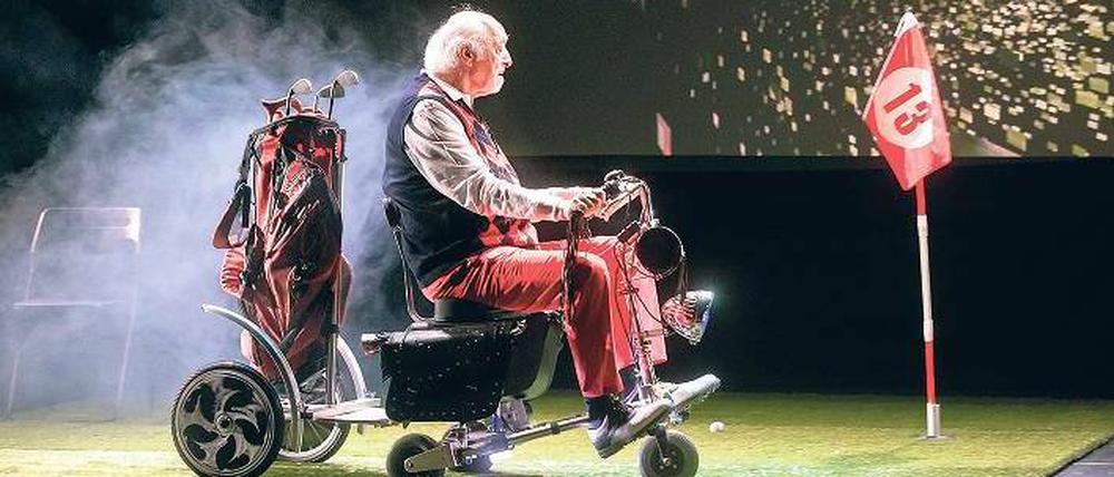 Karl Dall, 71, ist gebürtiger Ostfriese und lebt in Hamburg. Seine Karriere als Bühnenkomödiant und Fernsehmoderator begann 1967 in Berlin mit der Spaßmusiktruppe Insterburg & Co. Dall schauspielerte in Erotikkomödien, tourte mit Soloshows und bereitete als Fernsehwitzbold der derben Sorte in unzähligen Shows sowohl der Comedy-Welle als auch dem Rüpel-TV den Weg. Jetzt spielt er zum ersten Mal Theater. Mit Bjarni Haukur Thorssons Ein-Personen-Stück „Der Opa“, das vor zwei Wochen in Hamburg unter Hausherr Corny Littmanns Regie am Schmidt-Theater Premiere feierte, gastiert er vom 23. bis 31. Oktober im Admiralspalast an der Friedrichstraße. Foto: dpa