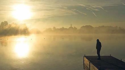 Aufstieg in der Frühe. Langsam kämpft sich die Sonne durch den Hochnebel und legt einen traumhaften Herbsttag frei. 