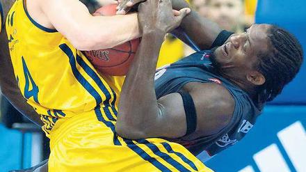 Der bleibt schön hier, Freundchen. Gegen Chalon war Zach Morley (Mitte) überall. Hier legt er sich mit dem gegnerischen Center Michel Jean-Baptiste Adolphe an. Foto: Camera 4
