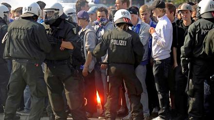 Schalker Fans zünden vor dem Hauptbahnhof eine Rauchbombe (Foto vom 26.09.09). Die Polizei rüstet sich für das Revierderby zwischen Borussia Dortmund gegen den FC Schalke 04. Rund 1.000 Beamte sollen eingesetzt werden, sagte ein Dortmunder Polizeisprecher.