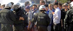 Schalker Fans zünden vor dem Hauptbahnhof eine Rauchbombe (Foto vom 26.09.09). Die Polizei rüstet sich für das Revierderby zwischen Borussia Dortmund gegen den FC Schalke 04. Rund 1.000 Beamte sollen eingesetzt werden, sagte ein Dortmunder Polizeisprecher.