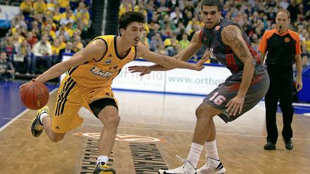 AlbasNihad Djedovic (li.) im Zweikampf mit Chalons Blake Schilb.