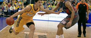 AlbasNihad Djedovic (li.) im Zweikampf mit Chalons Blake Schilb. 