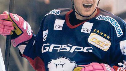 Da lacht der Bär. Matt Foy freut sein 1:0, den Eisbären auf dem Trikot auch. Foto: dpa