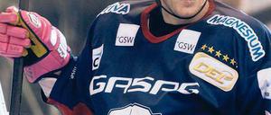 Da lacht der Bär. Matt Foy freut sein 1:0, den Eisbären auf dem Trikot auch. Foto: dpa
