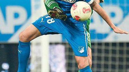 Von hinten um die Brust zum Ball. Fürths Kleine (h.) im Duell mit Joselu. Foto: dapd