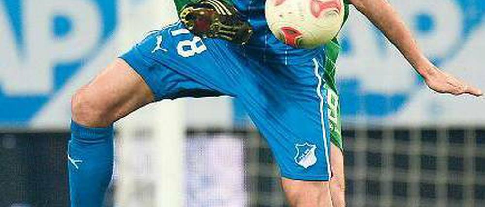 Von hinten um die Brust zum Ball. Fürths Kleine (h.) im Duell mit Joselu. Foto: dapd