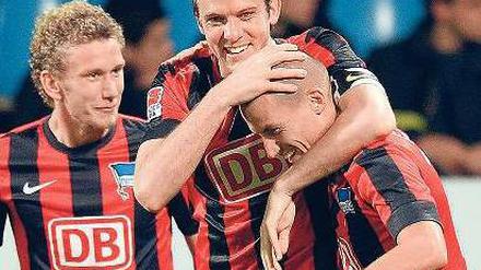 Komm her und lass dich herzen. Herthas Kapitän Peter Niemeyer (M.) gratuliert Peer Kluge zu seinem ersten Tor im Trikot der Berliner. Fabian Lustenberger (l.) darf zwar nicht mitjubeln, hat aber offenbar zumindest ein paar nette Worte für den Torschützen übrig. Foto: dapd