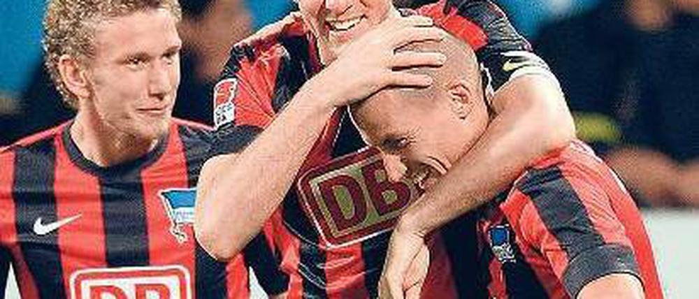 Komm her und lass dich herzen. Herthas Kapitän Peter Niemeyer (M.) gratuliert Peer Kluge zu seinem ersten Tor im Trikot der Berliner. Fabian Lustenberger (l.) darf zwar nicht mitjubeln, hat aber offenbar zumindest ein paar nette Worte für den Torschützen übrig. Foto: dapd