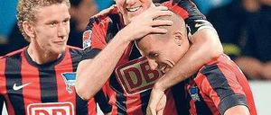 Komm her und lass dich herzen. Herthas Kapitän Peter Niemeyer (M.) gratuliert Peer Kluge zu seinem ersten Tor im Trikot der Berliner. Fabian Lustenberger (l.) darf zwar nicht mitjubeln, hat aber offenbar zumindest ein paar nette Worte für den Torschützen übrig. Foto: dapd