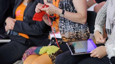 Verstrickt. Frauen werden im Netz häufiger persönlich angegriffen als Männer - manche lassen sich abschrecken. Viele nicht, wie diese Frauen bei der einer Internet-Konferenz in München im Juli 2012.