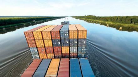 Volle Fracht voraus! Für Kreuzfahrer ungewohnte Ausblicke ergeben sich auf einem Containerschiff. Hier schiebt sich die „Conger“ durch den Nord-Ostsee-Kanal.